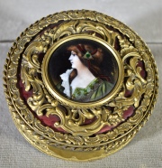 Cofre circular de bronce con figura femenina de esmalte de Limoges. Firmado Leroy. Diám. 11,5 cm.