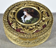 Cofre circular de bronce con figura femenina de esmalte de Limoges. Firmado Leroy. Dim. 11,5 cm.