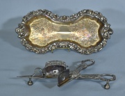 TIJERA DESPABILADORA JOHN GILBERT, de metal plateado ingls con bandeja. Largo total: 23 cm.