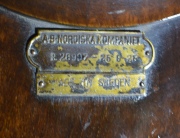 MESA AUXILIAR SUECA, de madera de caoba. Cachet de bronce de la casa Nordiska Kompaniet. Restauros. Alto: 60 cm. Dimetr