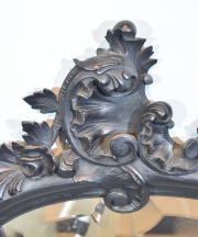 ESPEJO ITALIANO, de madera ebonizada y tallada con decoracin de rocallas, hojas y molduras. Alto: 99 cm. Frente: 71 cm