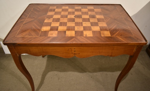 Mesa de juego estilo frances. Para ajedrez y backgammon. Un cajn.