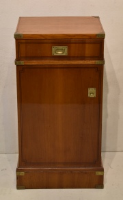 MESA DE LUZ MARINERA, de caoba rubia con asas de bronce dorado. Falta puntera. Alto: 77 cm. Frente: 40 cm. Prof.: 36 cm.