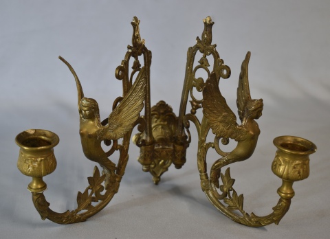 APLIQUE PARA PIANO, de dos brazos, de bronce dorado con figuras femeninas aladas.