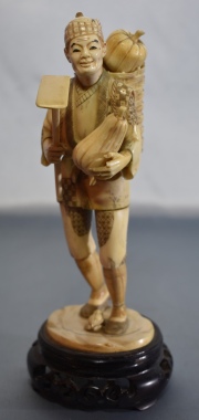 Agricultor: Figura japonesa de marfil tallado. 23 cm. de altura