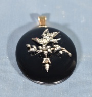 Relicario-Colgante Victoriano de ónix negro, plata, micro perlas oro y cristal biselado. Fin del XIX