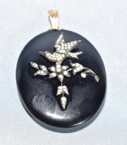 Relicario-Colgante Victoriano de ónix negro, plata, micro perlas oro y cristal biselado. Fin del XIX