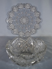 Plato y bol de cristal tallado. Cachado. Diámetro plato: 33 cm.
