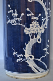 Paraguero-Bastonero de porcelana china con esmalte azul. Alto 61 cm.