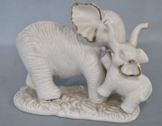 Elefantes, grupo porcelana. Frente: 16 cm. Alto: 12,5 cm.