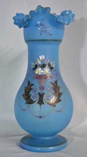 Vaso opalina turquesa con flores, boca ondulado. Alto: 40 cm.