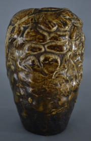 Vaso cerámica, esmalte beige chorreado. Alto: 16 cm.