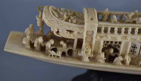 Barca china de marfil con personajes. Faltantes. Alto  30.5 cm.