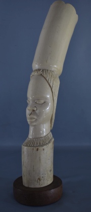 Cabeza Africana, talla de marfil. Alto total: 40 cm.