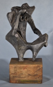 Favaretto Forner, R, escultura de metal con base de madera.