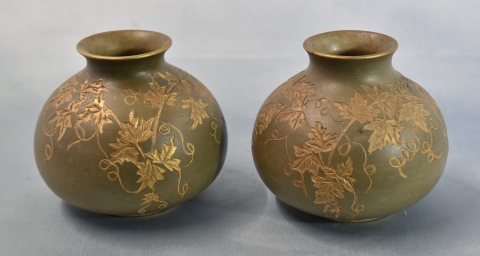PAR DE VASOS, de porcelana japonesa para el mercado europeo. Decoración incisa dorada sobre base color tierra. Japón, S.