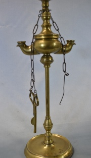 LAMPARA DE ACEITE, en bronce con tijera.