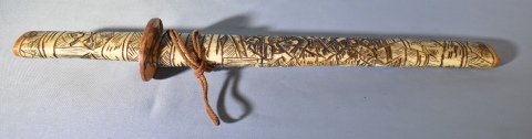 Cuchillo corto chino, tallado, con diseño de personajes y paisajes. . Largo: 42 cm.