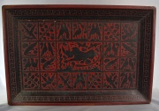 Bandeja rectangular de laca, roja y negra. saltaduras. Mide: 52 x 35 cm.