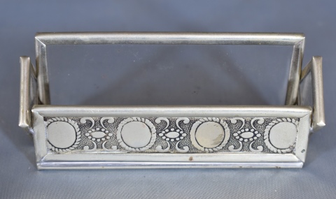 PEQUEÑO RECIPIENTE PARA ESTAMPILLAS, metal plateado y vidrio. Inglaterra, c.1920.