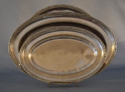 JUEGO DE TRES FUENTES, metal plateado, una circular y dos ovales, en metal plateado. C. 1900