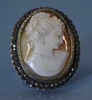 Antiguo broche camafeo, perfil de Dama, de plata dorada 800 y marquesitas, 18 gr.