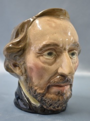 Jarra Sarreguemines con el rostro de B. Mitre. Restaurada. Alto: 19 cm.