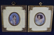 Dos miniaturas, figuras femeninas, marcos de bronce dorado. Firmas ilegibles. Miden marcos: 13 x 12 cm.