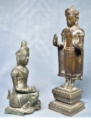 Dos figuras Tailandesas, deterioros. Alto: 17 y 11 cm