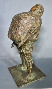 Domenico Calabrone, Astronauta, Figura de bronce patinado, firmado Calabrone. 28 cm.