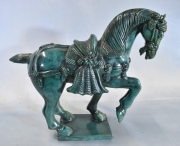Teja China, caballo, con esmalte verde. Alto: 28 cm.