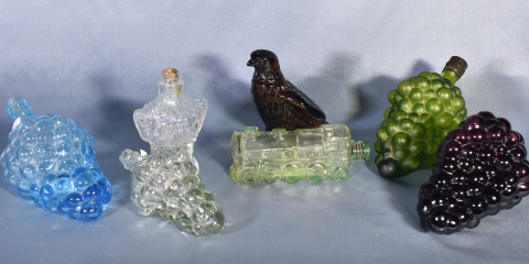 Colección 7 frascos de vidrio: 4 racimos de uvas de color, 2 aves, 1 locomotora. 7 Piezas.