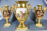Tres Vasos de porcelana de Paris, escenas de personajes, fondo dorado. Restauro. Alto 30 y 27 cm. Cachet. Nordiska.