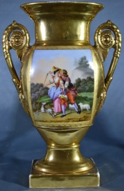 Tres Vasos de porcelana de Paris, escenas de personajes, fondo dorado. Restauro. Alto 30 y 27 cm. Cachet. Nordiska.
