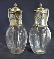 Par de jarras para vino de cristal y plata francesa. Alto: 26,5 cm.