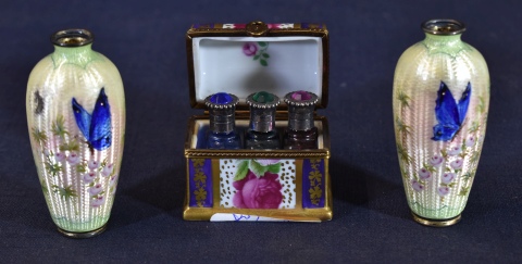 Dos vasitos esmaltados y cofre perfumero porcelana Limoges en miniatura. 3 Piezas. Alto vasos: 7 cm.