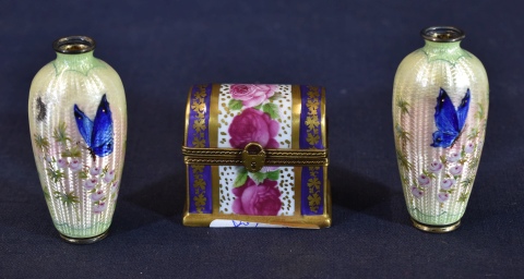 Dos vasitos esmaltados y cofre perfumero porcelana Limoges en miniatura. 3 Piezas. Alto vasos: 7 cm.