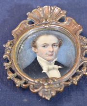 Retrato de caballero, miniatura oval con marco de bronce. Alto 6.5 cm.