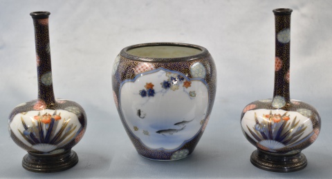 Vaso y 2 violeteros, porcelana japonesa, virola platas. 3 Piezas. Alto: 16 y 11,5 cm.