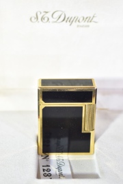 Encendedor Dupont negro y dorado. Alto: 6,5 y 7,2 cm.