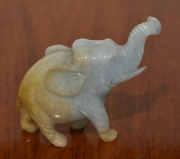 Elefante, pequeño en piedra dura china tallada. Alto 7.2 cm.