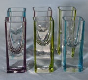 Seis vasos de licor en vidrio distintos colores.