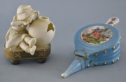 Caja de porcelana (fuelle) y Niña con cantaro, dos piezas. Frente fuelle: 18,5 cm. Alto Niña: 10 cm.