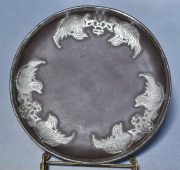 Plato cerámica y plata. Diámetro: 15 cm.