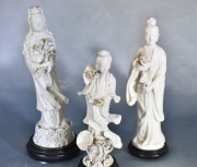 Tres figuras blanc de chine. Restauros, con base. Alto: 25, 24 y 20 cm.