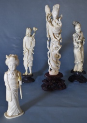 Cuatro figuras chinas de marfil tallado. Pequeños deterioros. Alto: 24, 19, 17 y 14 cm.