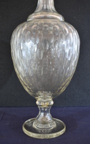 Par de lámparas de cristal con pantallas. Alto vasos: 52 cm. Alto total: 82 cm.