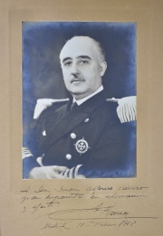 FRANCISCO FRANCO, fotografía autografiada. año 1946. 27 x 16,5 cm.