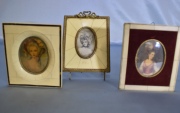 Figuras Femeninas, Tres miniaturas (1 es lámina). alto: 7,5 cm.