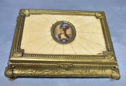 Cofre de bronce con miniatura. Mide: 17 x 12 cm